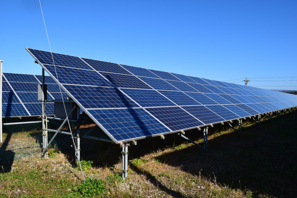 太陽光発電投資は儲かる 不動産投資と利回り リスクなどで比較